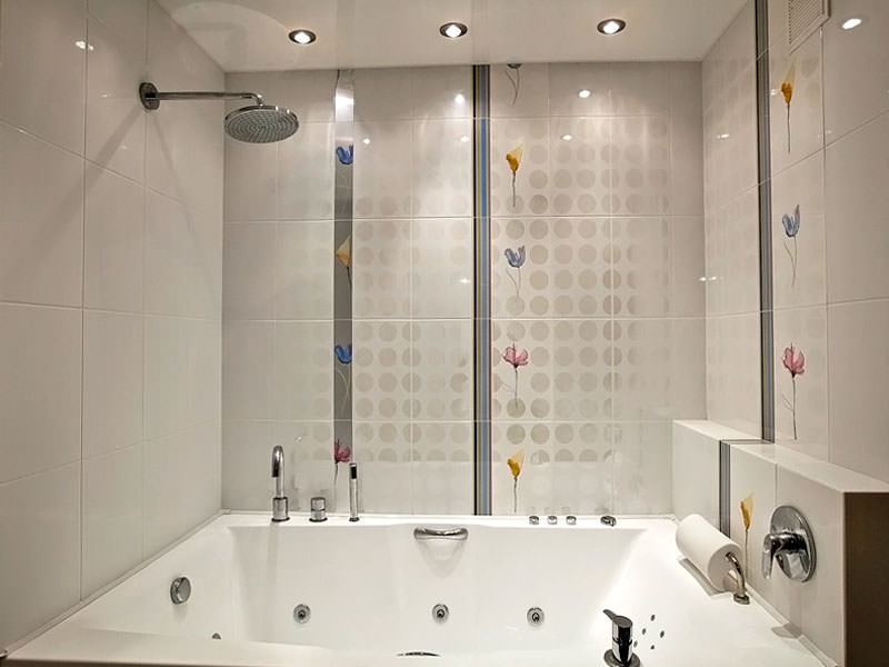 Готовая ванная комната, стены которой отделаны пластиковыми панелями
