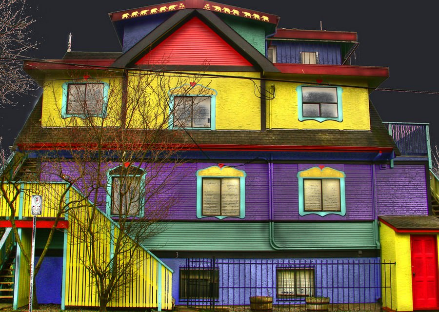 Такой яркий фасад здания можно получить только с помощью резиновых красок